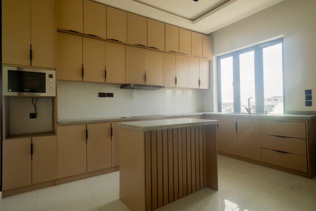 Brum Height 4: Fitted kitchen with a central counter and large window